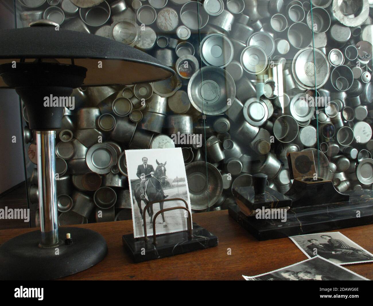 Vasi, piatti e tazze smaltati nel museo Schindler, prodotti nella fabbrica di Schindler durante la seconda guerra mondiale Foto Stock