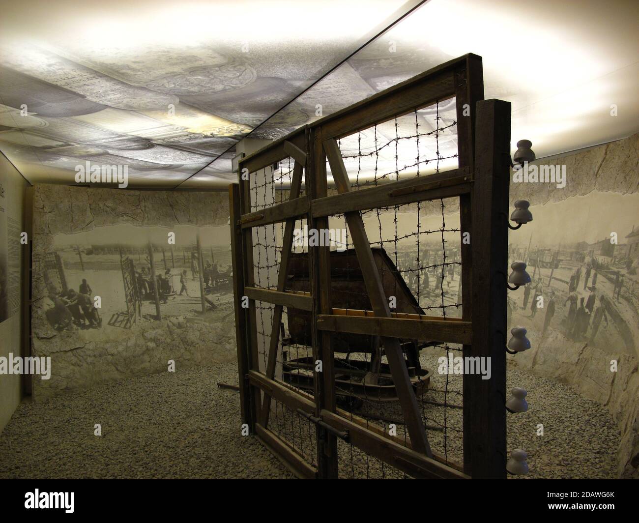 La vecchia fabbrica di Oskar Schindler a Cracovia come museo. Mostra dedicata a Cracovia sotto occupazione nazista durante la seconda guerra mondiale. Foto Stock