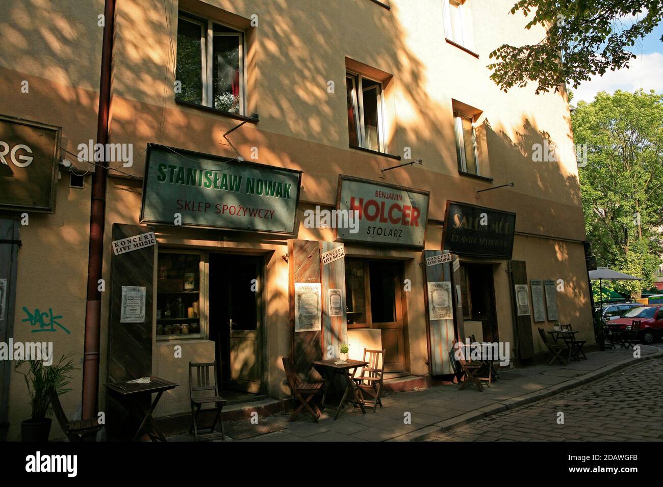 Un tipico pasto locale può essere gustato in molti piccoli E tradizionali ristoranti ebraici in via Szeroka a Kazimierz Foto Stock