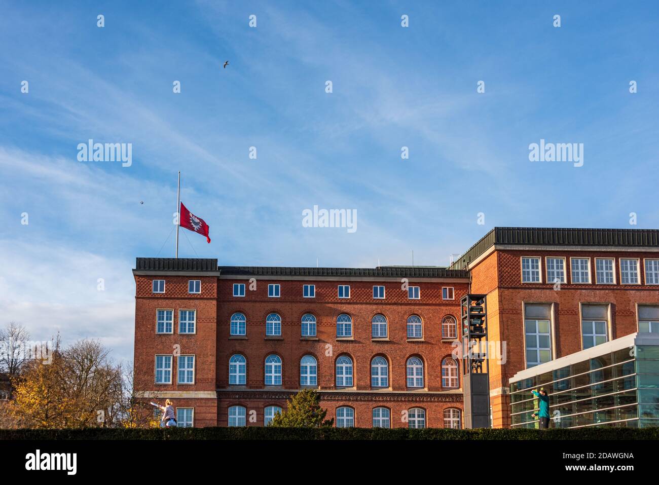 Kiel, 15. Novembre 2020 Impressionen aus Kiel am Volkstrauertag, dem zweiten Sonntag während des Corona-lockdown-Light. Flaggen auf Halbmast am Lande Foto Stock