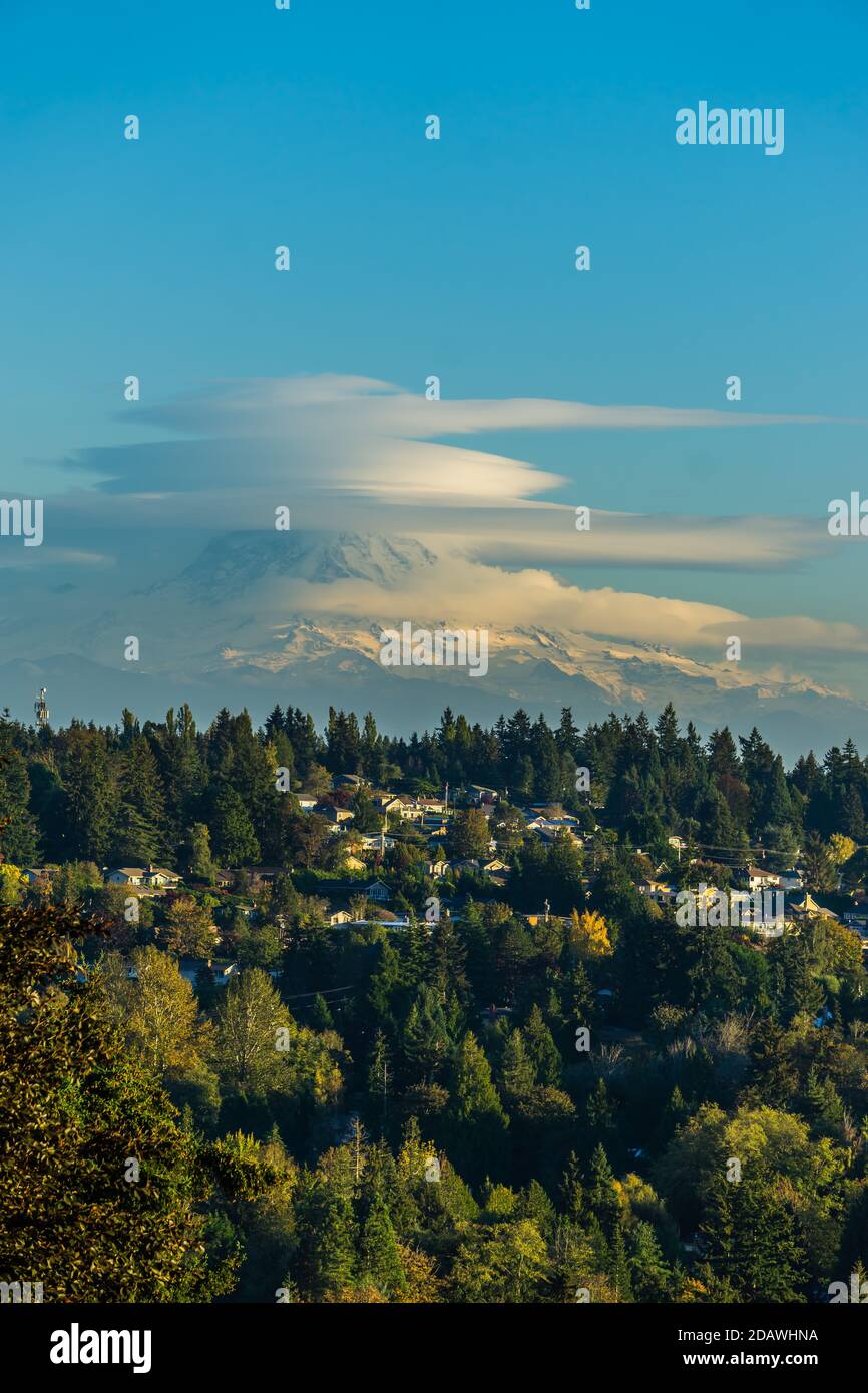 Nuvole a forma di piattino che si inaridano sul Monte Rainier nello stato di Washington. Foto Stock