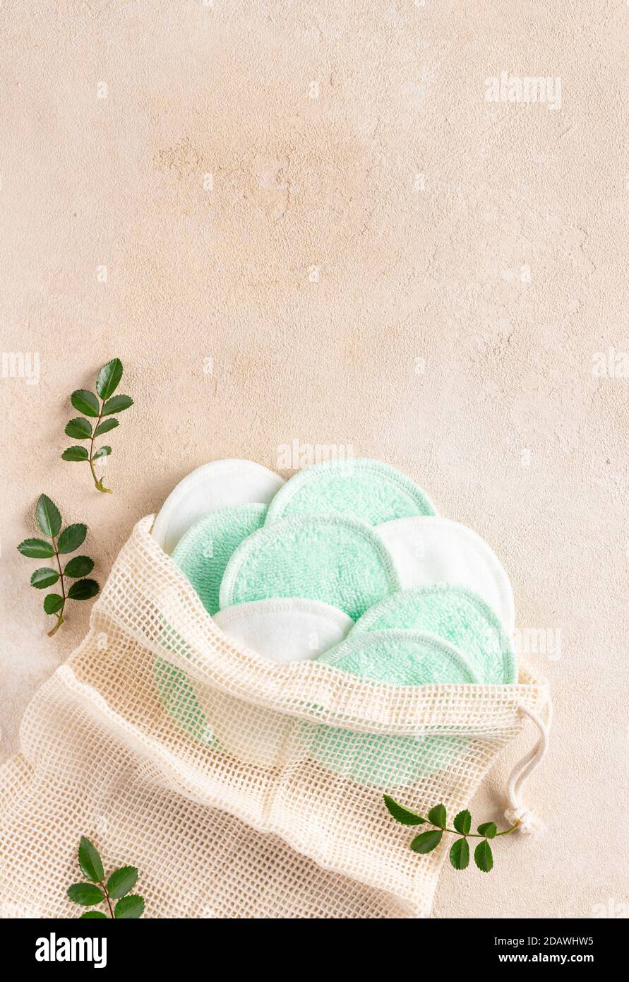 set di tamponi riutilizzabili in cotone per la rimozione del trucco in borsa a rete. Foto Stock