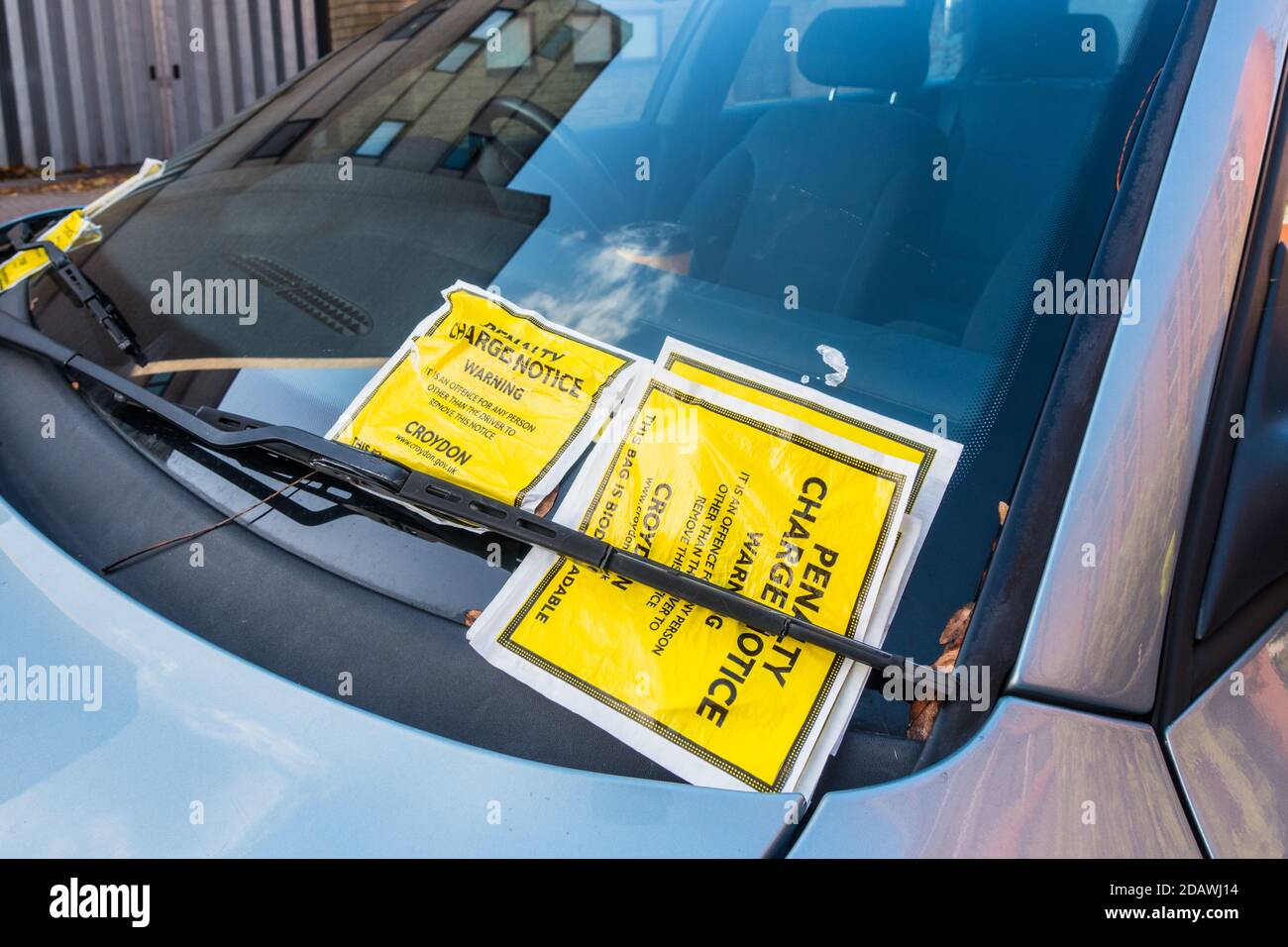 Avviso di penale multipla PCN bloccato sulla parte anteriore di un'auto Finestra del Croydon Council operata a pagamento e mostra parcheggio sul lato della strada Foto Stock