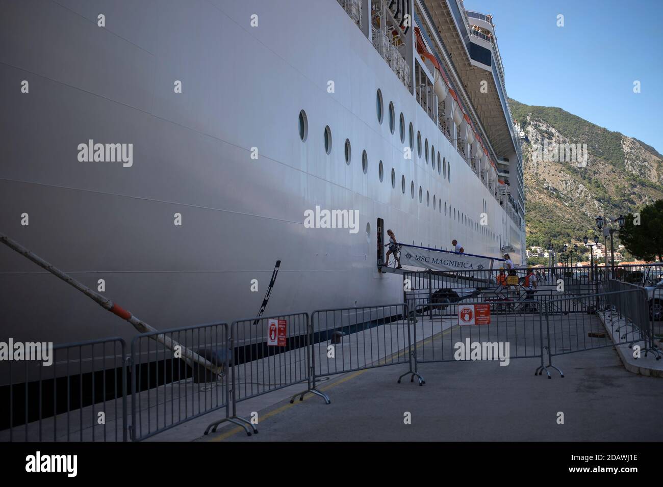 Kotor, Montenegro, 21 settembre 2019: Passeggeri a bordo della nave da crociera MSC MAGNIFICA Foto Stock