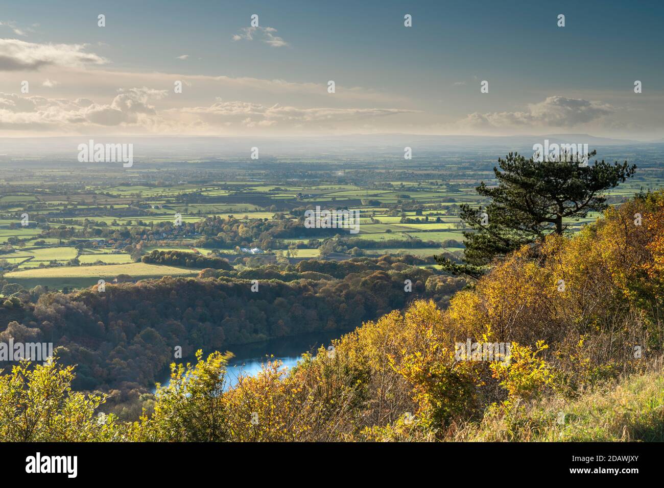 Lago Gormire e la vale di Mowbray vista da Sutton Bank, il North Yorkshire Moors, Inghilterra. Foto Stock