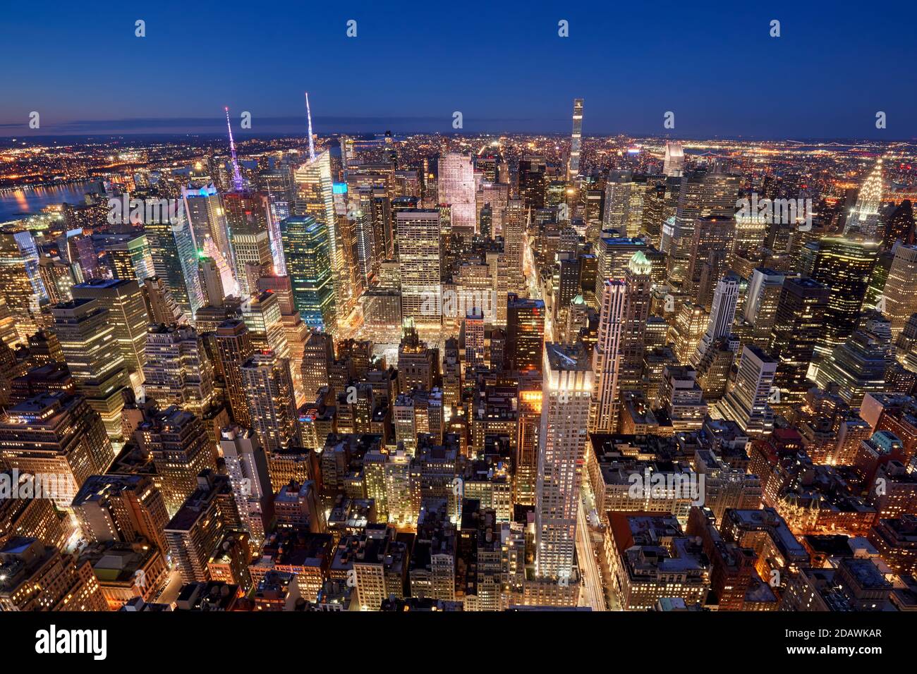 Vista aerea serale dello skyline di Midtown New York City lungo la Fifth Avenue. Grattacieli illuminati di Manhattan, New York.USA Foto Stock