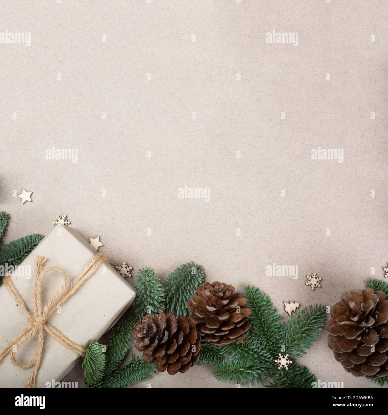 Scheda di Natale sfondo luminoso con decor in legno abete rami del telaio di confine con lo spazio di copia Foto Stock