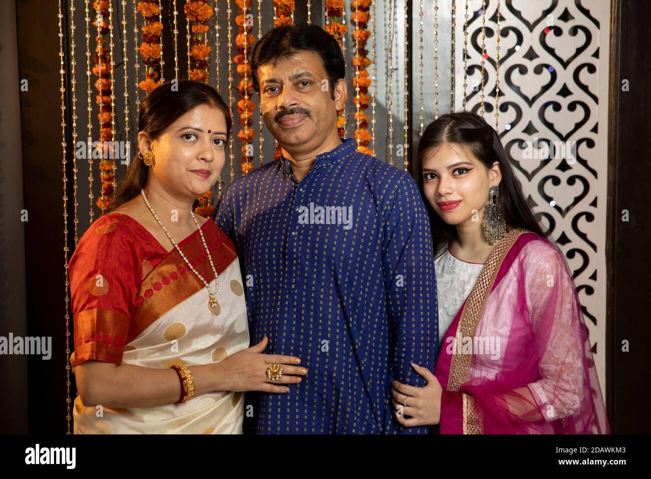 Una felice famiglia indiana insieme in occasione di festival, cultura e tradizione, Dewali e Holi celebrazioni, genitori e figlia Foto Stock