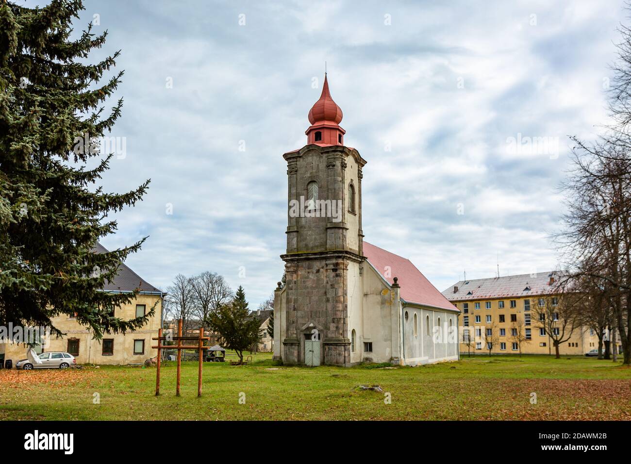 Nova Ves / Repubblica Ceca - Novembre 15 2020: Vista della chiesa cattolica romana della Santissima Trinità costruita nel 18 ° secolo in un parco. Foto Stock