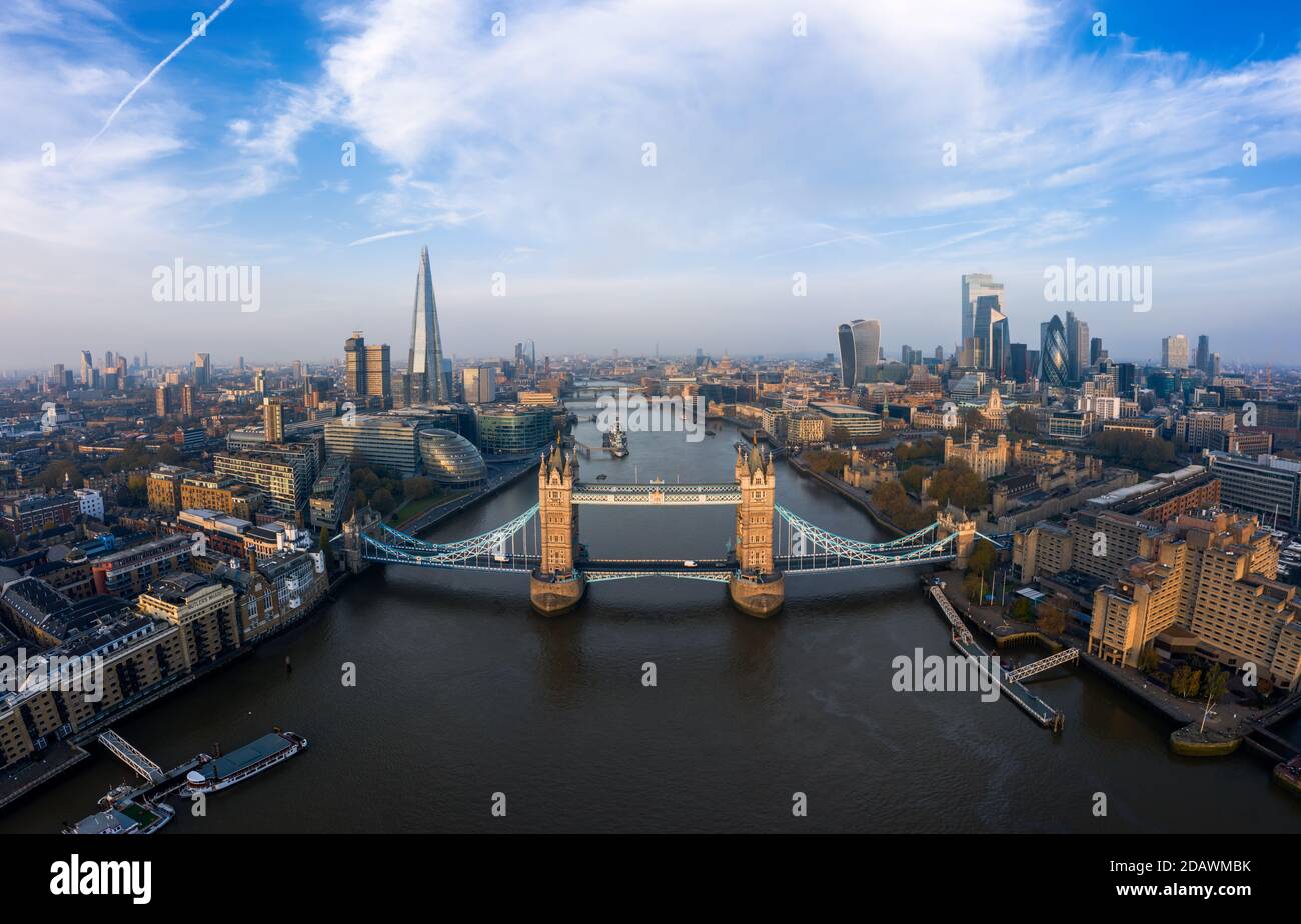 Vista aerea del Tower Bridge di Londra. Uno dei più famosi ponti e punti di riferimento di Londra. Bellissimo panorama della Torre di Londra Fr Foto Stock