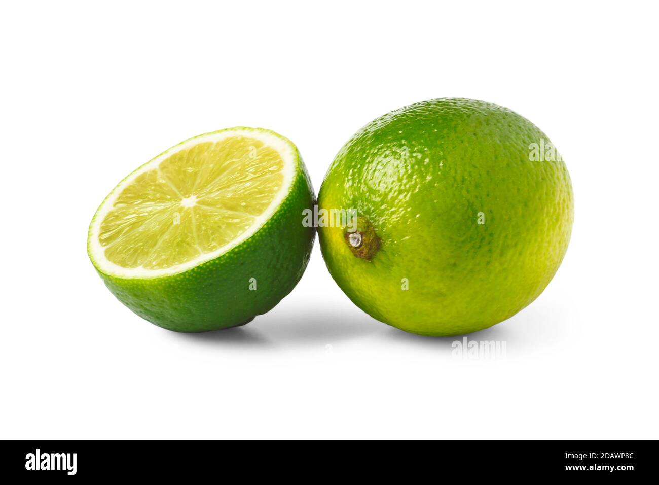 Affettato e frutto intero di lime isolato su sfondo bianco Foto Stock