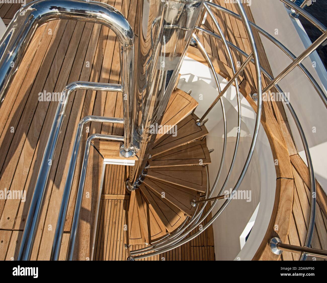 Vista astratta della scala a chiocciola curva in legno sull'area del solarium di grande yacht a motore di lusso Foto Stock