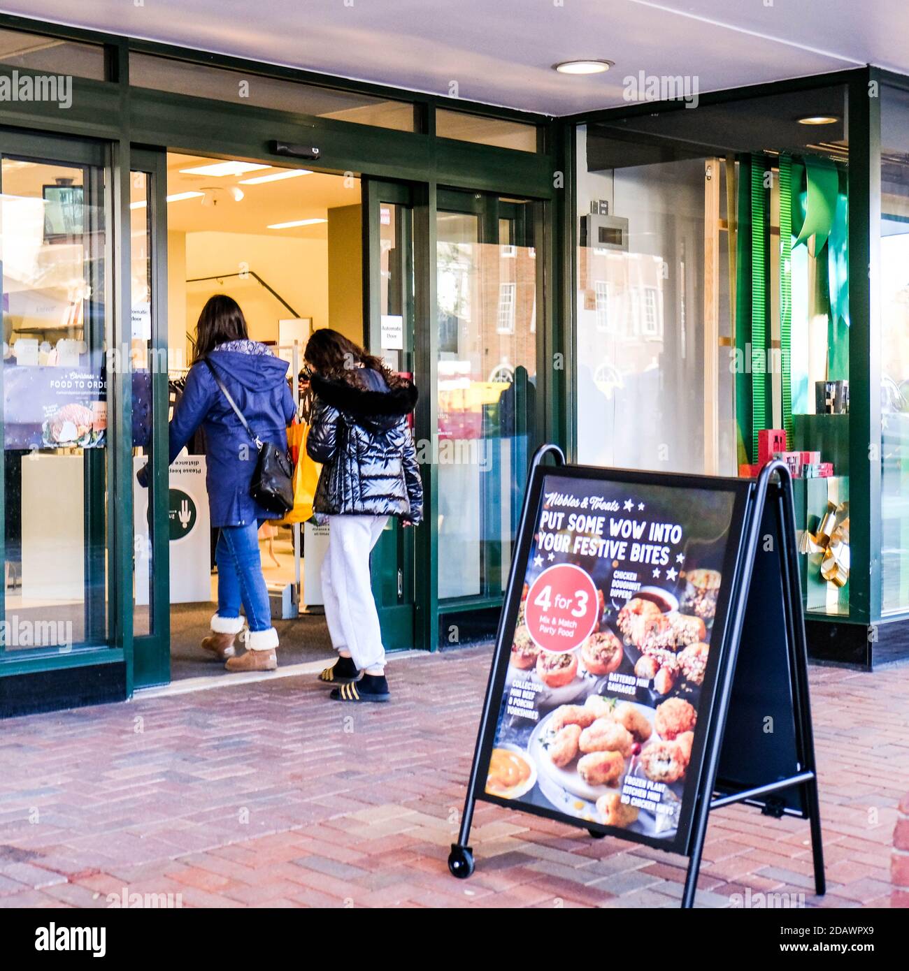 Londra UK, novembre 15 2020, due giovani Donne entrano in Mark e Spencer Chain Store durante il Covid-19 Coronavirus Lockdown Foto Stock