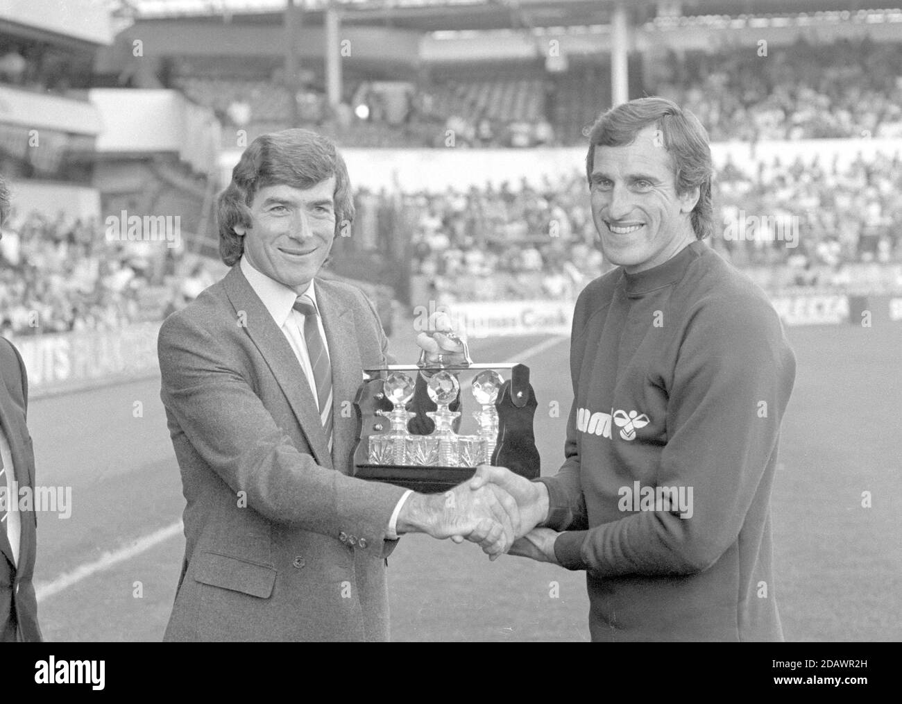 Ray Clemence, portiere dello Spurs, è presentato con un decantatore commemorativo dell'ex custode dello Spurs Pat Jennings. THFC V Newcastle Foto Stock