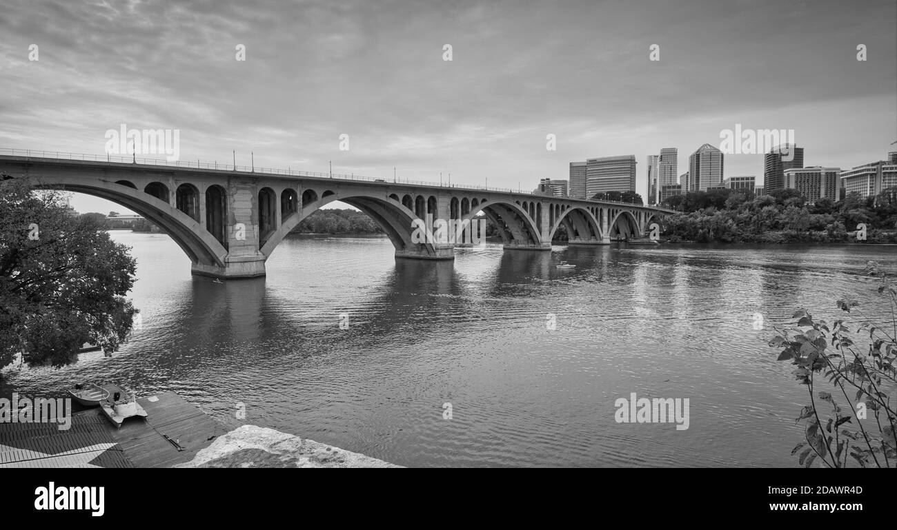 Immagine in scala di grigi di Key Bridge a Washington, USA Foto Stock