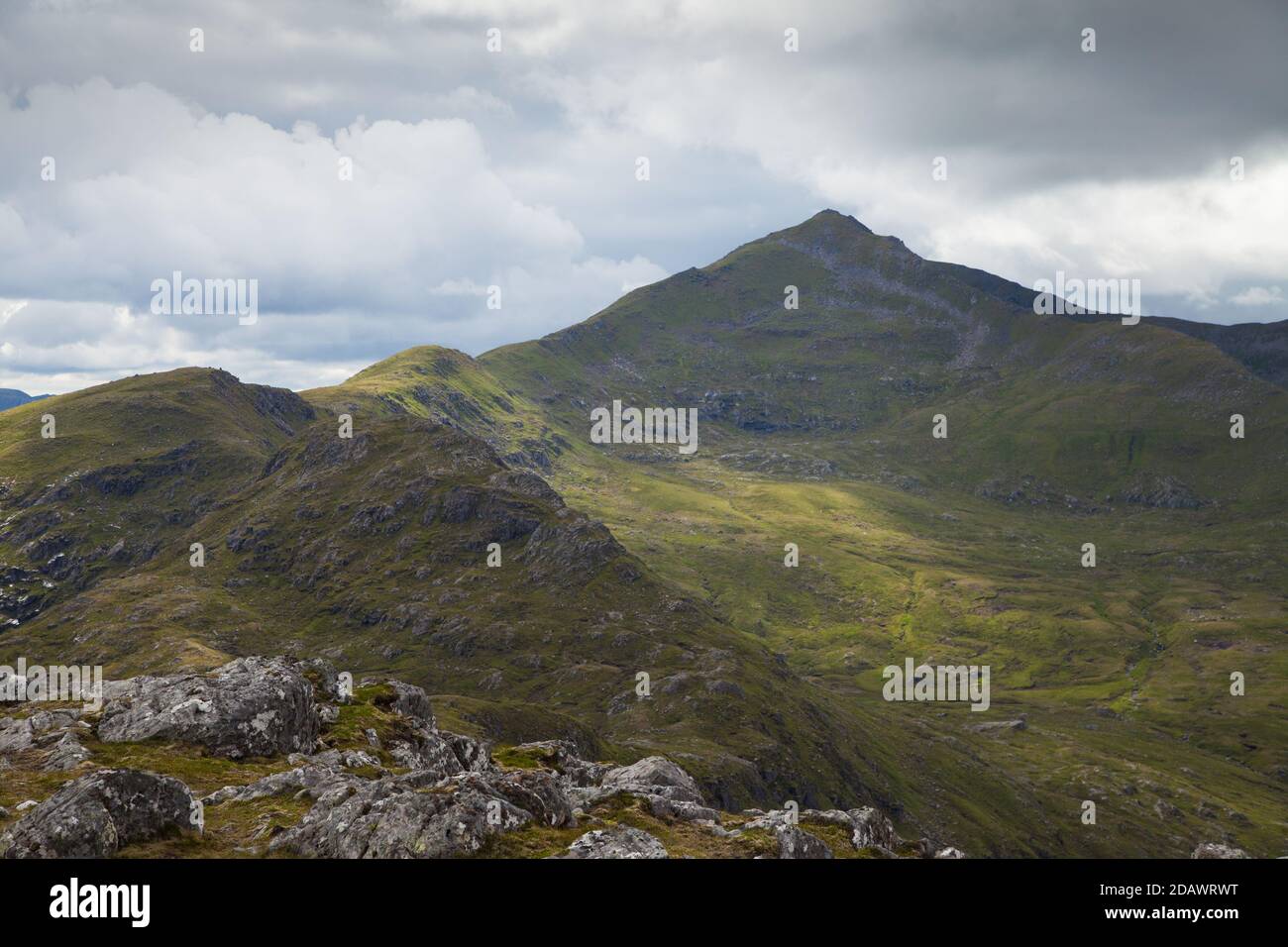 Guardando verso l'impressionante Munro Sgurr nan Ceathramhnan Foto Stock