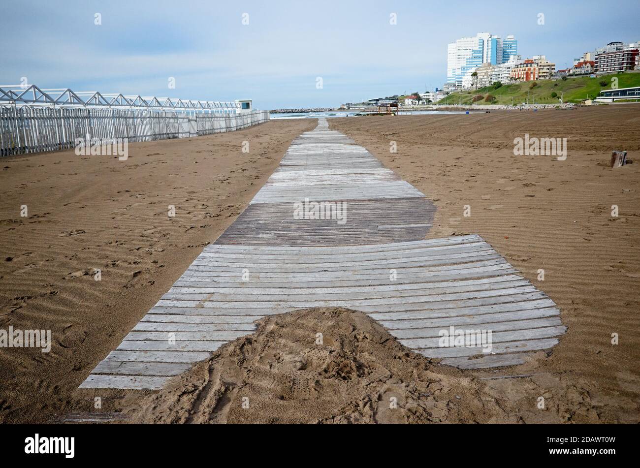 Spiaggia vuota chiusa senza persone durante la pandemia. Strada di legno sulla spiaggia per l'oceano. Mar del Plata, Argentina Foto Stock