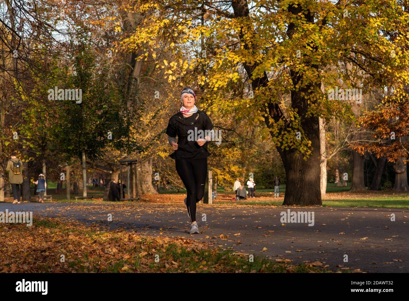 11/14/2020. Parco Stromovka. Praga Repubblica ceca. Una donna corre nel parco in una giornata invernale di domenica. Foto Stock