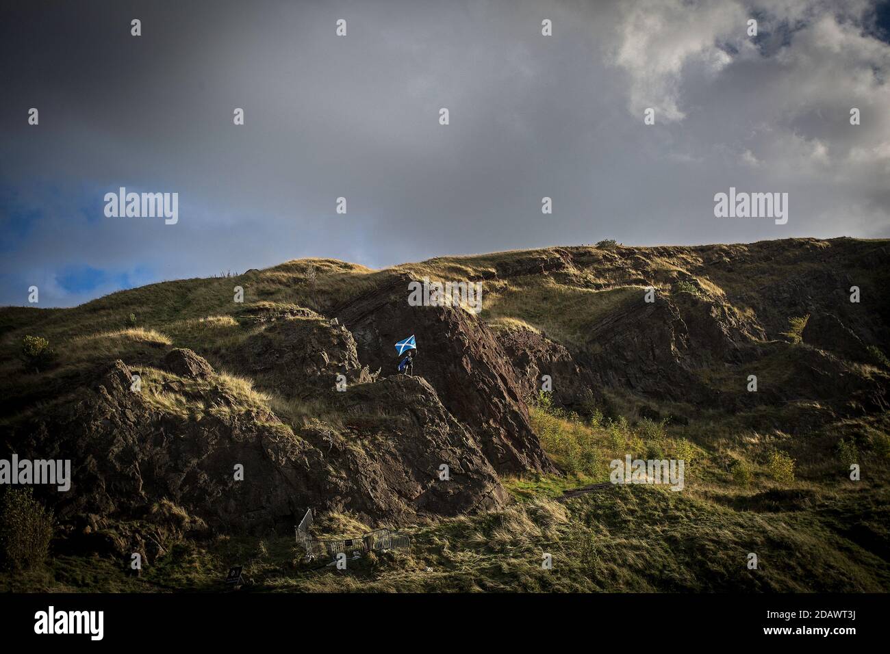 SCOZIA / EDIMBURGO / UN giovane scozzese sulla postazione di Arthur che tesse una bandiera per un'indipendenza Pro Scottish. Foto Stock