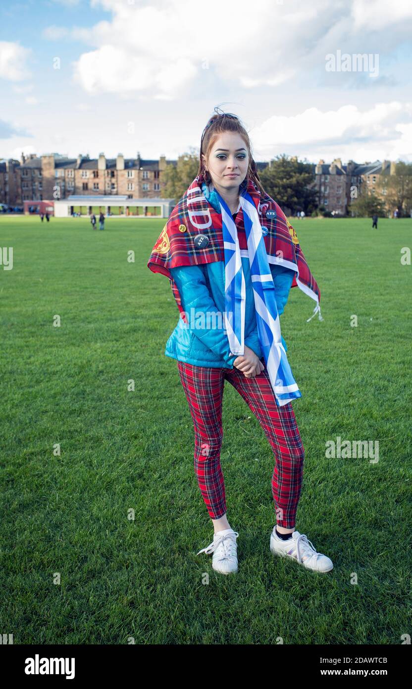 SCOZIA / EDIMBURGO / Una giovane scot ragazza che indossa tartan durante la marcia Pro Scottish Independence del 6.10.2018 a Edimburgo, Regno Unito. Foto Stock