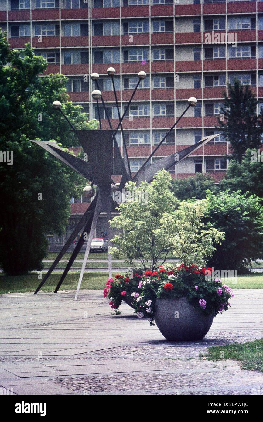 Scultura moderna tra edifici residenziali a Berlino 1965.Slide taken on Pellicola per vetrini CT18 Agfacolor con una reflex Petri 5 da 35 mm. In formato digitale copiato con Foto Stock
