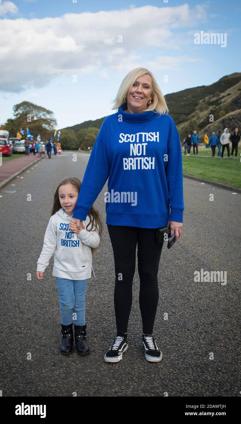 SCOZIA / EDIMBURGO / Donna con bambino che indossa una camicia con il messaggio 'Scottish Not British' alla marcia scozzese dell'Indipendenza. Foto Stock