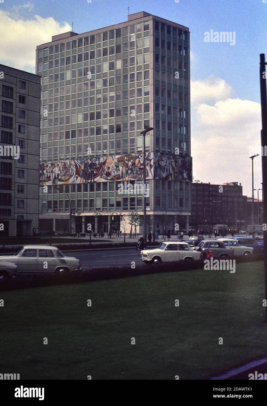 Pittura murale comunista su un blocco d'ufficio preso nel giugno 1965, Berlino Est, tedesco.Slide preso su Agfacoulour CT18 slide pellicola usando un 35mm Petri 5 SL Foto Stock