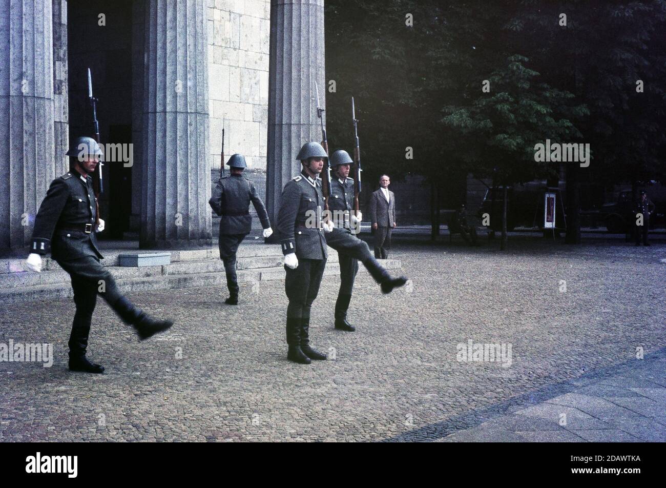 Cambiare la guardia al Neue Wache a Berlino Est.in 1965 questo fu un memoriale alle vittime del fascismo e del militarismo. .Slide su Agfacolor C. Foto Stock