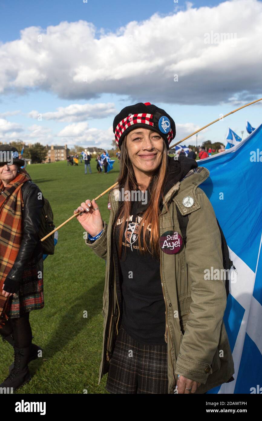 SCOZIA / EDIMBURGO / giovane donna con bandiera scozzese durante la marcia Pro Scottish Independence del 6.10.2018 a Edimburgo, Regno Unito. Foto Stock