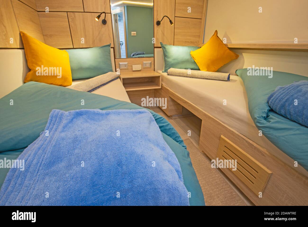 Interno della cabina matrimoniale sul lussuoso yacht a vela con 2 letti singoli Foto Stock