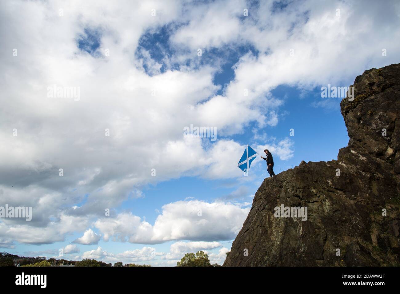 SCOZIA / EDIMBURGO / UN giovane scozzese sulla postazione di Arthur che tesse una bandiera per un'indipendenza Pro Scottish. Foto Stock