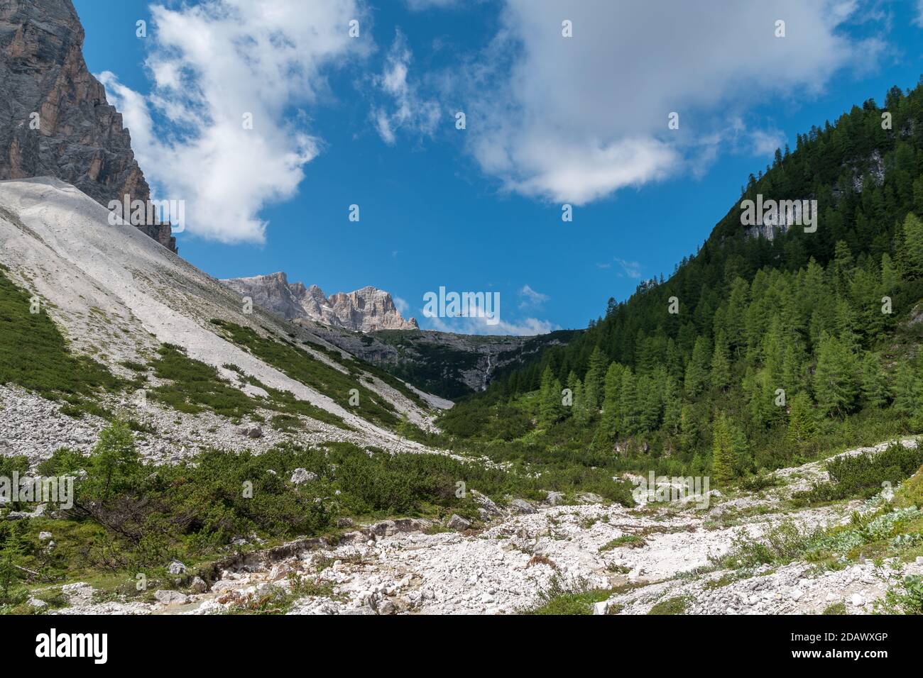 Attraverso la valle sulla strada per le tre cime Nelle Dolomiti Foto Stock