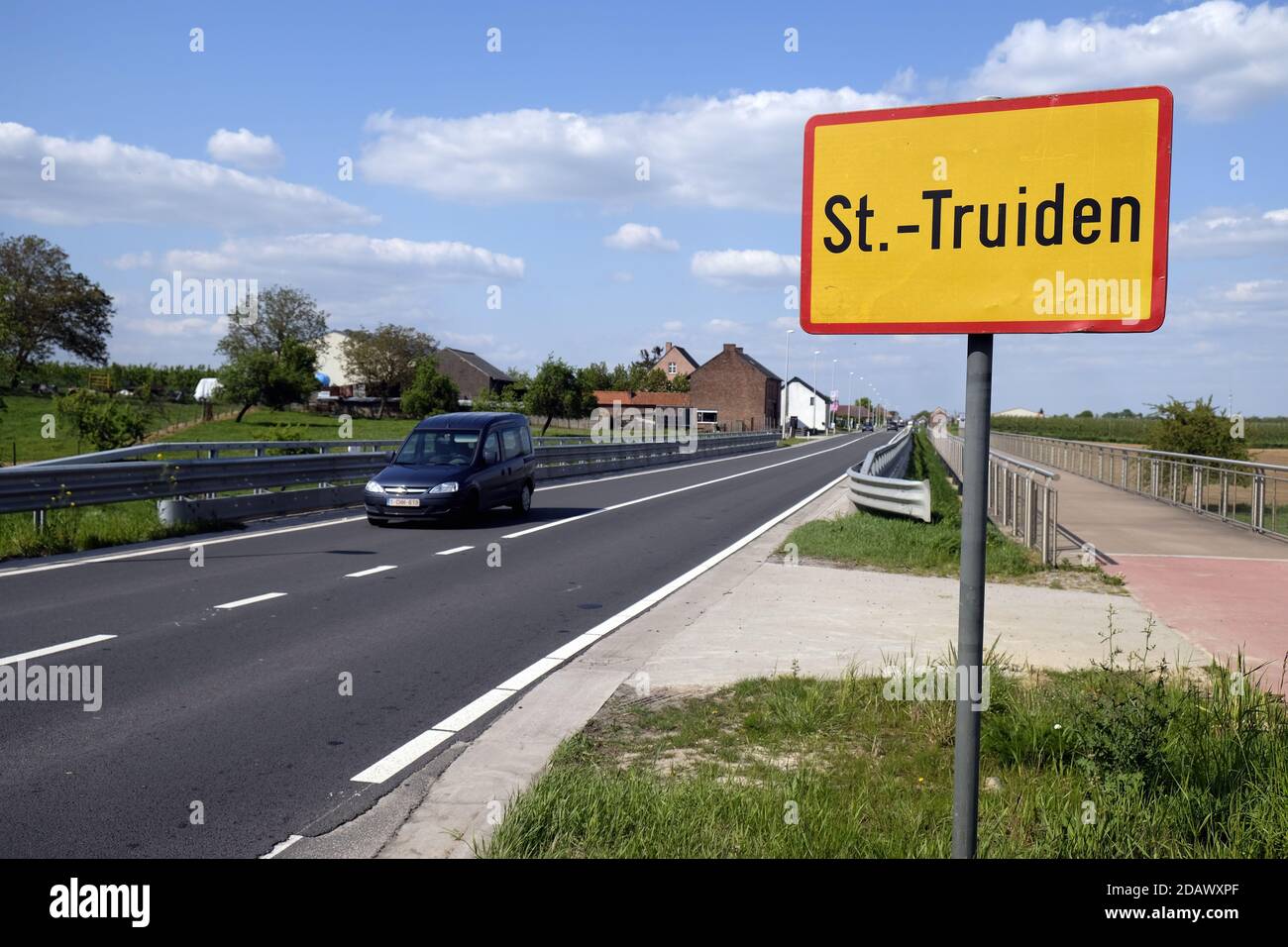 L'illustrazione mostra il nome del comune di Sint-Truiden (Saint-Trond) su un cartello stradale, giovedì 03 maggio 2018. BELGA FOTO ERIC LALMAND Foto Stock