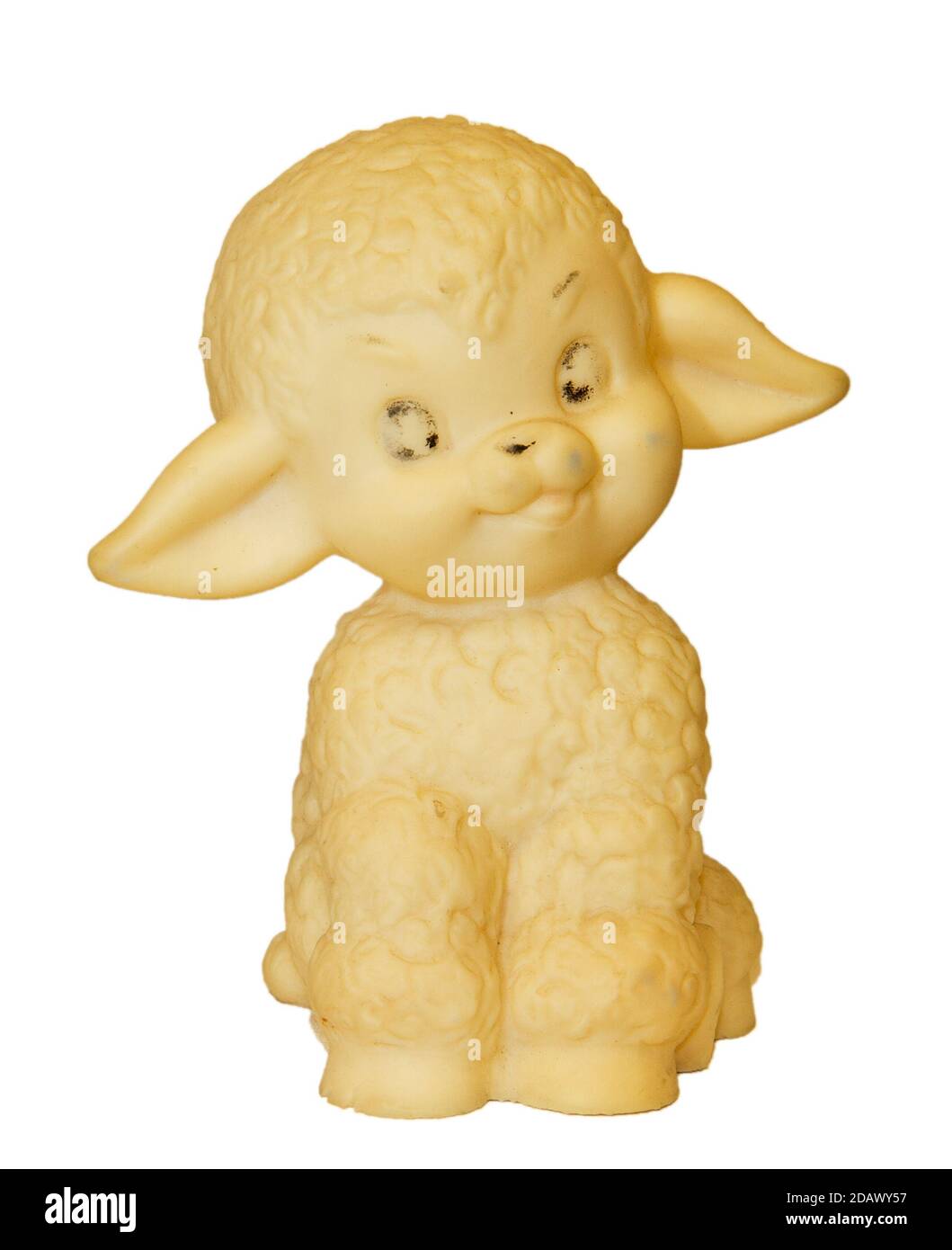 Vecchio giocattolo di gomma agnello isolato su bianco Foto Stock