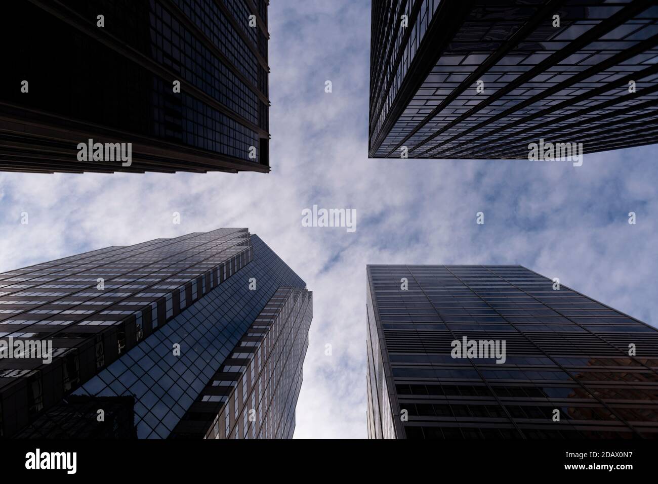 Un gruppo di grattacieli è visto dal marciapiede . Foto Stock