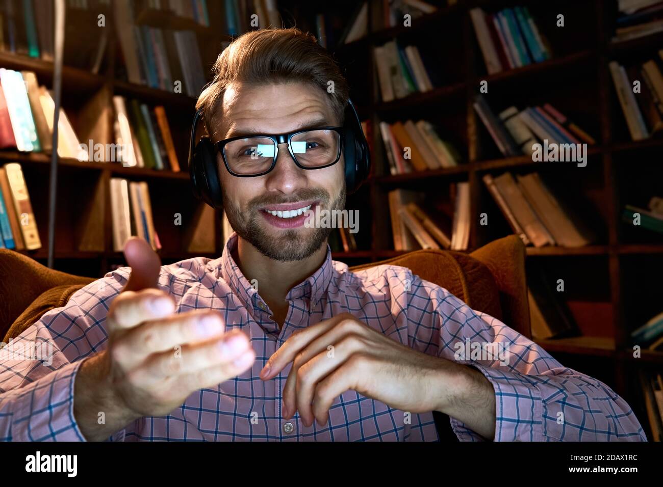 Buon tutor remoto che parla con la videochiamata in conferenza Cam che dà classe online. Foto Stock