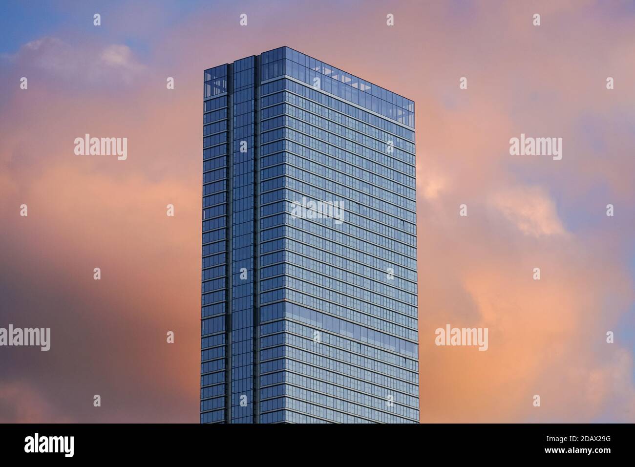 Landmark Pinnacle nuovo moderno grattacielo appartamento, il più alto edificio residenziale in Europa, sull'Isola dei Dogs, Londra, Inghilterra Regno Unito Foto Stock