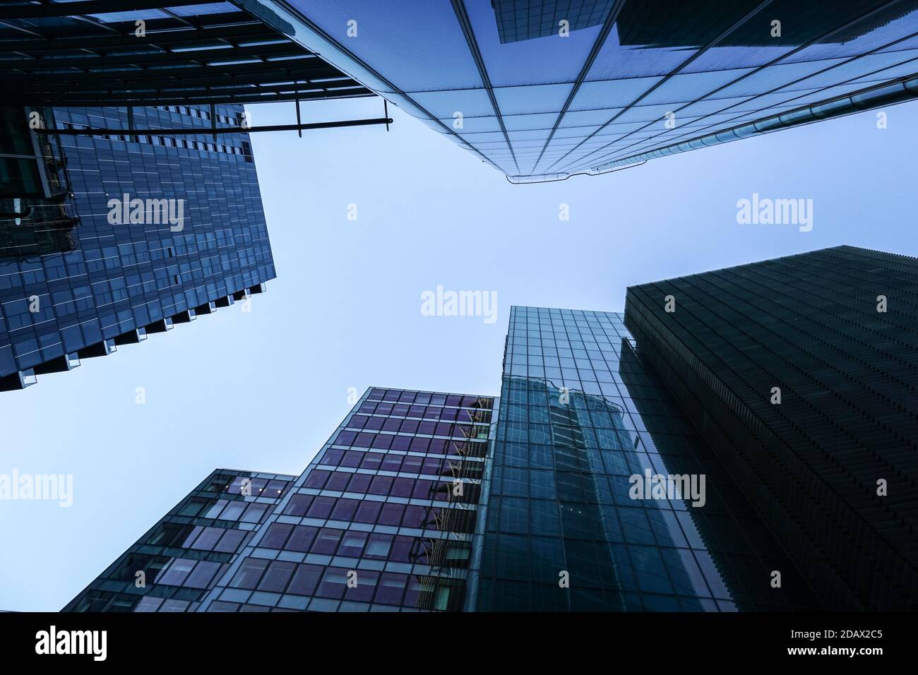 Edifici commerciali con lati in vetro a London City, Inghilterra Regno Unito Foto Stock