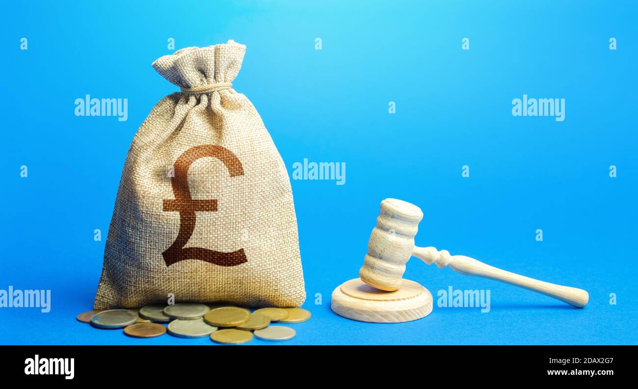 Borsa di denaro inglese sterlina e gavel del giudice. Contenzioso, risoluzione delle controversie, risoluzione dei conflitti di interesse. Premiare la compensazione finanziaria morale Foto Stock