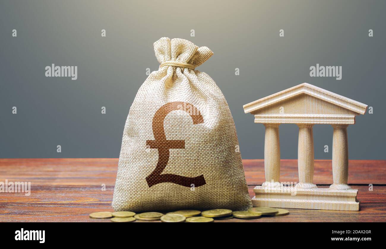 Borsa di denaro inglese sterlina e edificio bancario / governativo. Riscossione delle imposte e budget. Politica monetaria. Sostenere le imprese in tempi di crisi. Foto Stock