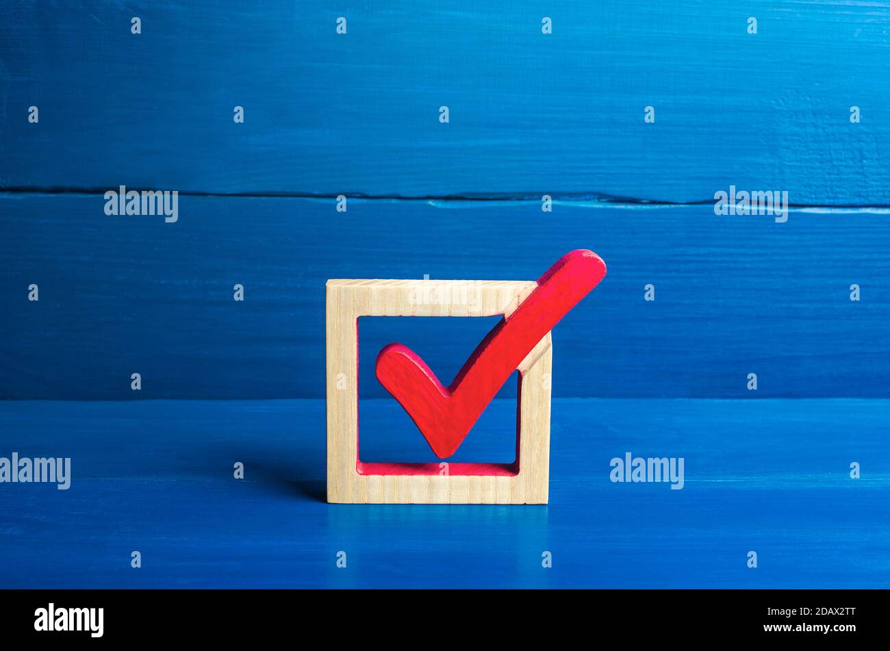 Segno di spunta rosso su sfondo blu. Concetto di voto per le elezioni democratiche. Fare la scelta migliore, risolvere il problema. Sondaggio sociale. Diritti e. Foto Stock