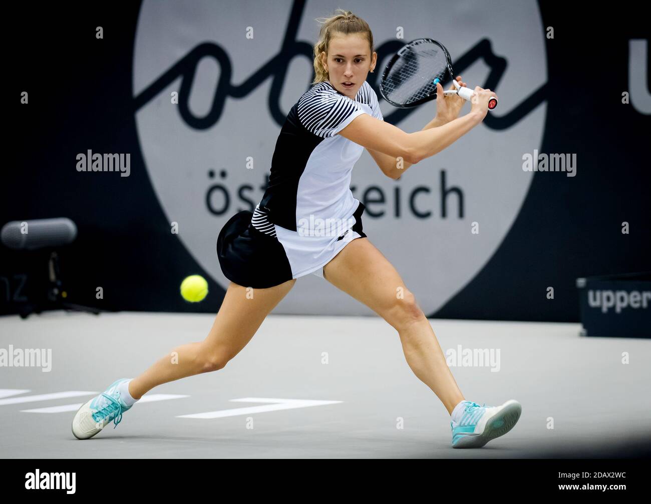 Elise Mertens del Belgio in azione contro Ekaterina Alexandrova del Russia durante la semifinale delle 2020 Signore dell'Austria superiore / LM Foto Stock