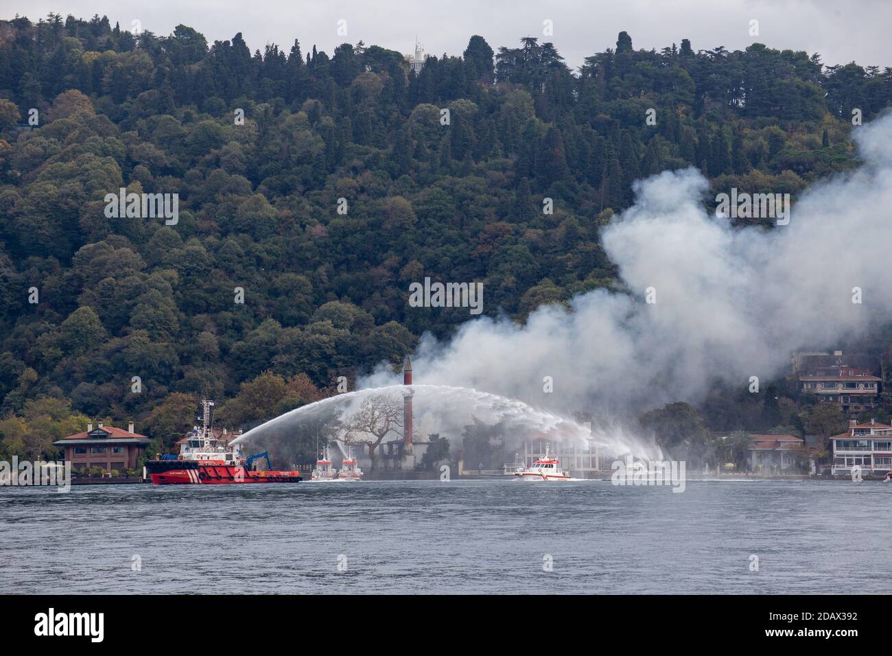 Nell'incendio scoppiato nella moschea di Vanikoy, una moschea storica del periodo ottomano, fu completamente distrutta il 15 novembre 2020. Foto Stock