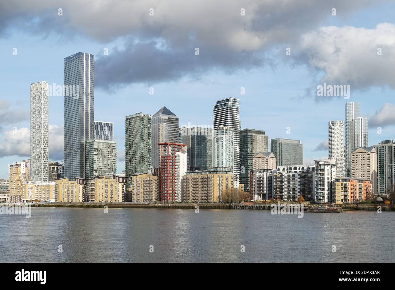 Grattacieli di uffici e edifici residenziali a Canary Wharf, Londra Regno Unito Foto Stock