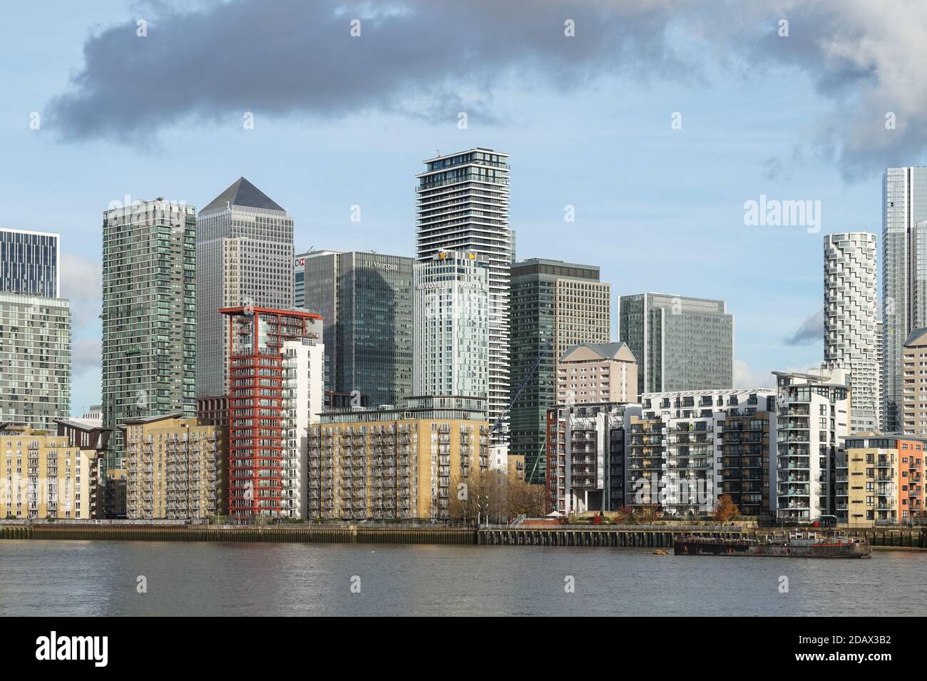 Grattacieli di uffici e edifici residenziali a Canary Wharf, Londra Regno Unito Foto Stock
