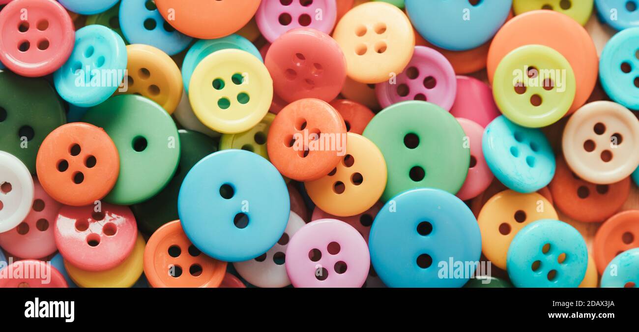 Pulsanti in plastica multicolore. Banner lungo Foto Stock