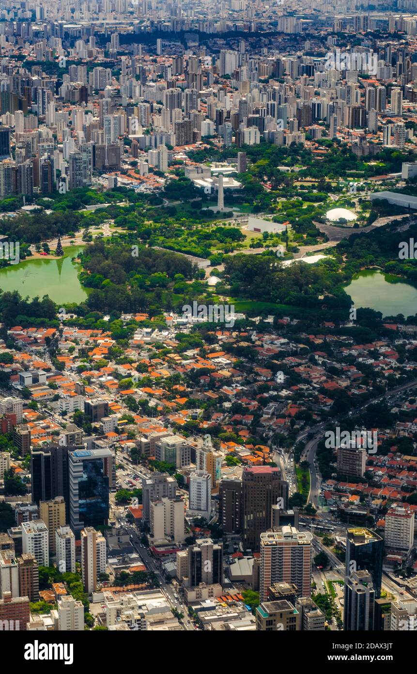 Il grande albero di Natale nel Parco Ibirapuera a dicembre nella città di San Paolo, in Brasile, è così impressionante che può essere visto dall'aereo quando si vola in aereo Foto Stock
