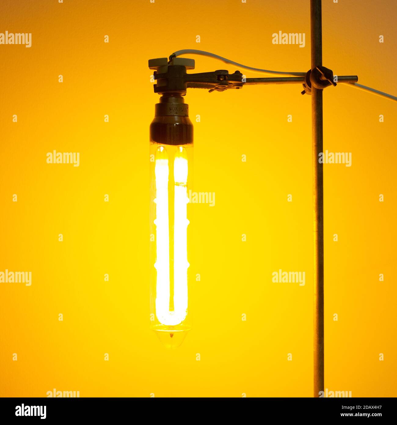 Lampada SOX sodica a bassa pressione accesa con luce arancione intensa luce monocromatica emessa dalle lampade Foto Stock