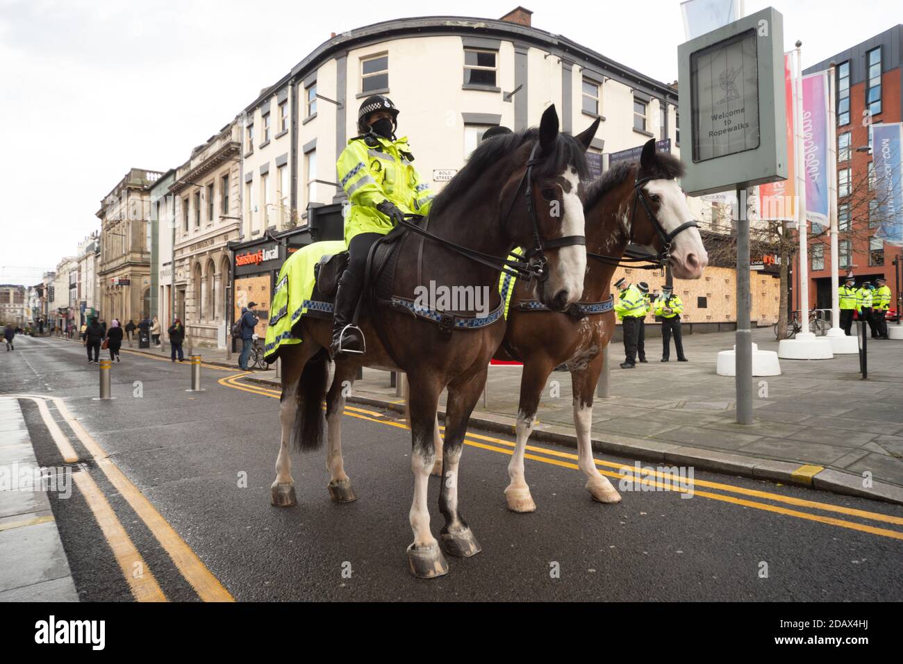 Bold Street, Liverpool, Regno Unito. 14 novembre 2020. La polizia pubblica un ordine disperdente presso la chiesa di San Luca bombardata a causa di una protesta anti-blocco pianificata Foto Stock