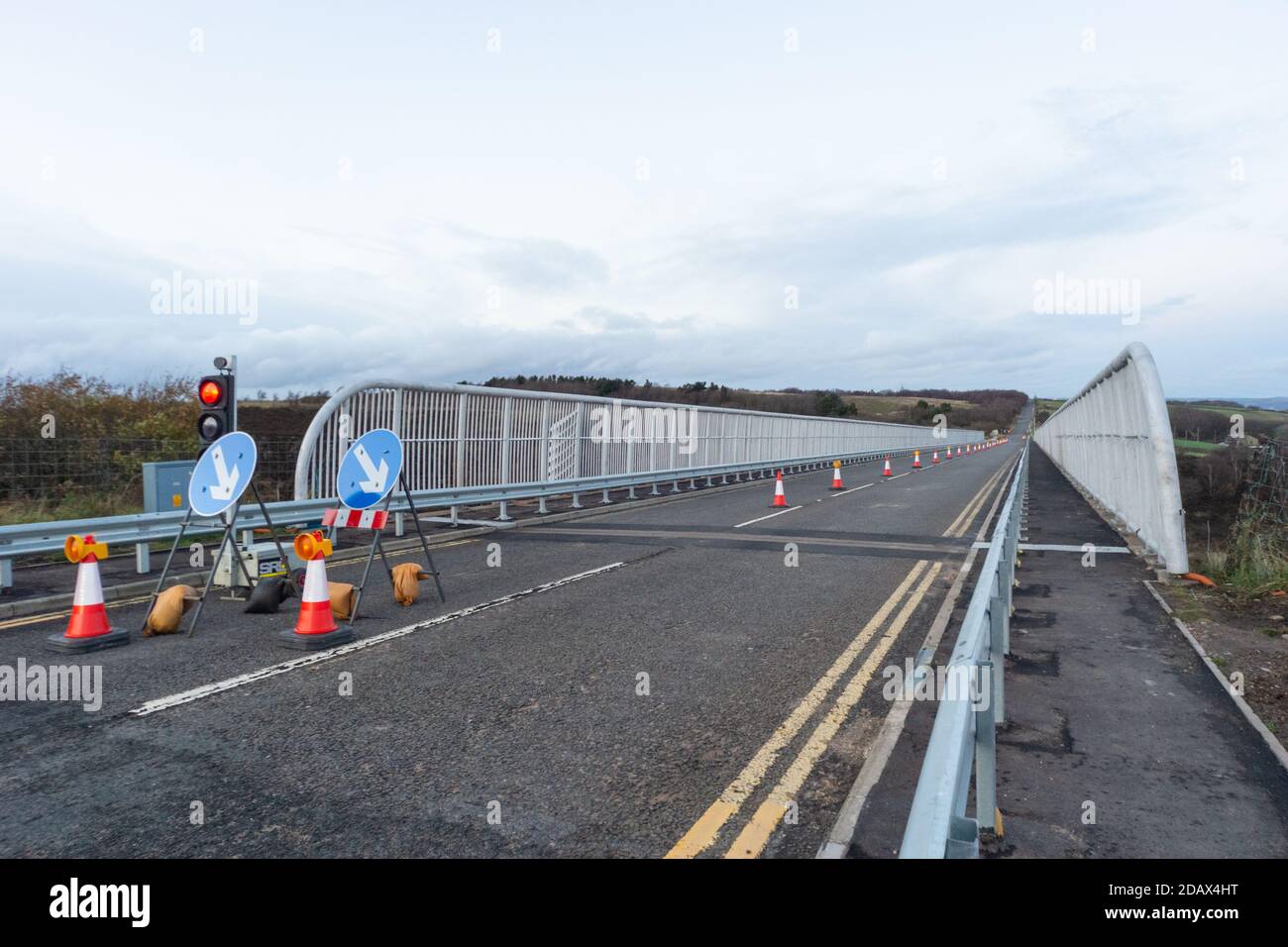 Ponte di Scammonden 2020 novembre. Sono state installate barriere di curvatura verso l'interno elevate e i pedoni con barriere antiurto sono in fase di completamento Foto Stock